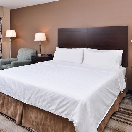 Holiday Inn Express & Suites Emporia Northwest By Ihg Esterno foto