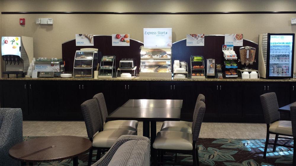 Holiday Inn Express & Suites Emporia Northwest By Ihg Esterno foto