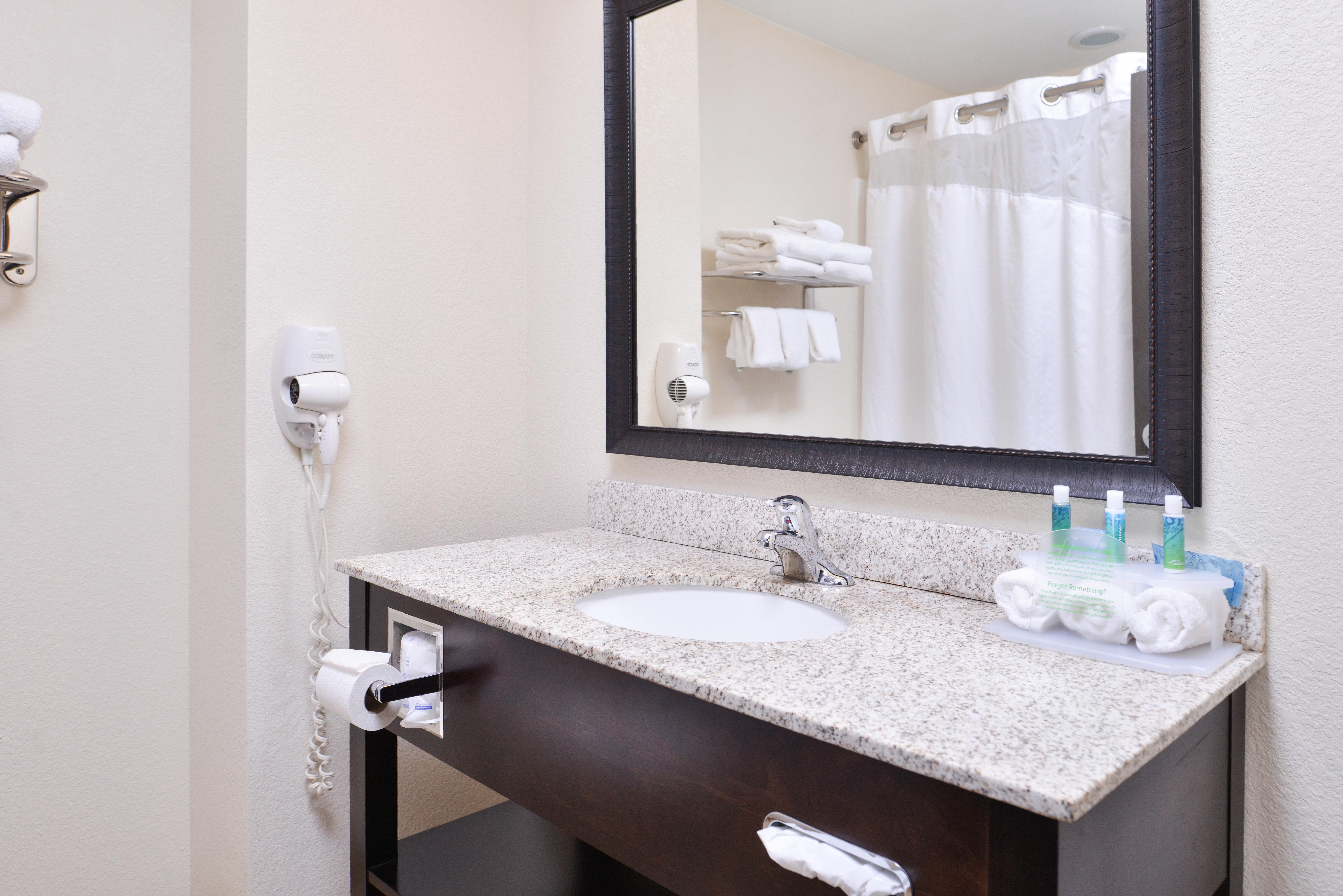 Holiday Inn Express & Suites Emporia Northwest By Ihg Esterno foto
