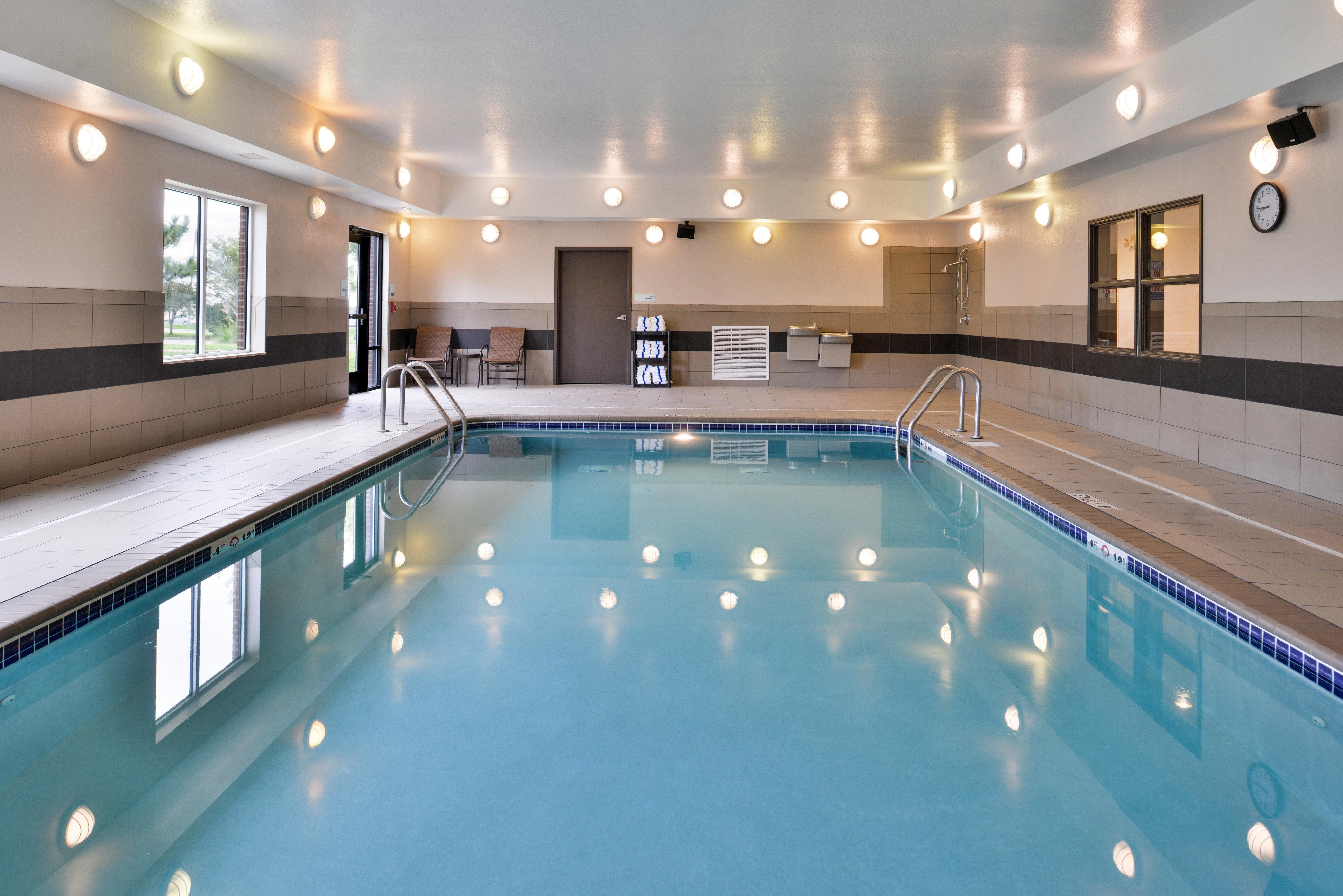 Holiday Inn Express & Suites Emporia Northwest By Ihg Esterno foto