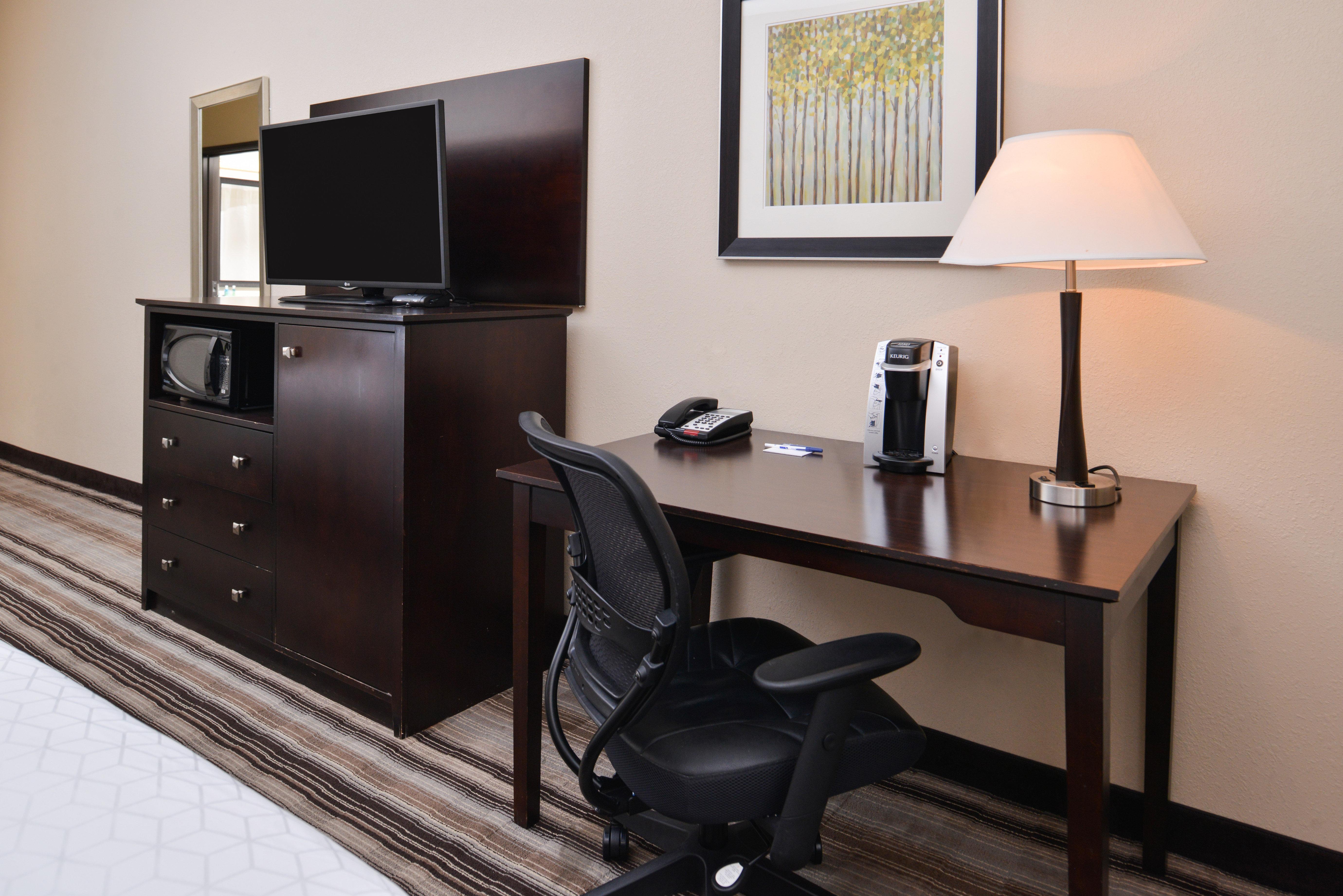 Holiday Inn Express & Suites Emporia Northwest By Ihg Esterno foto