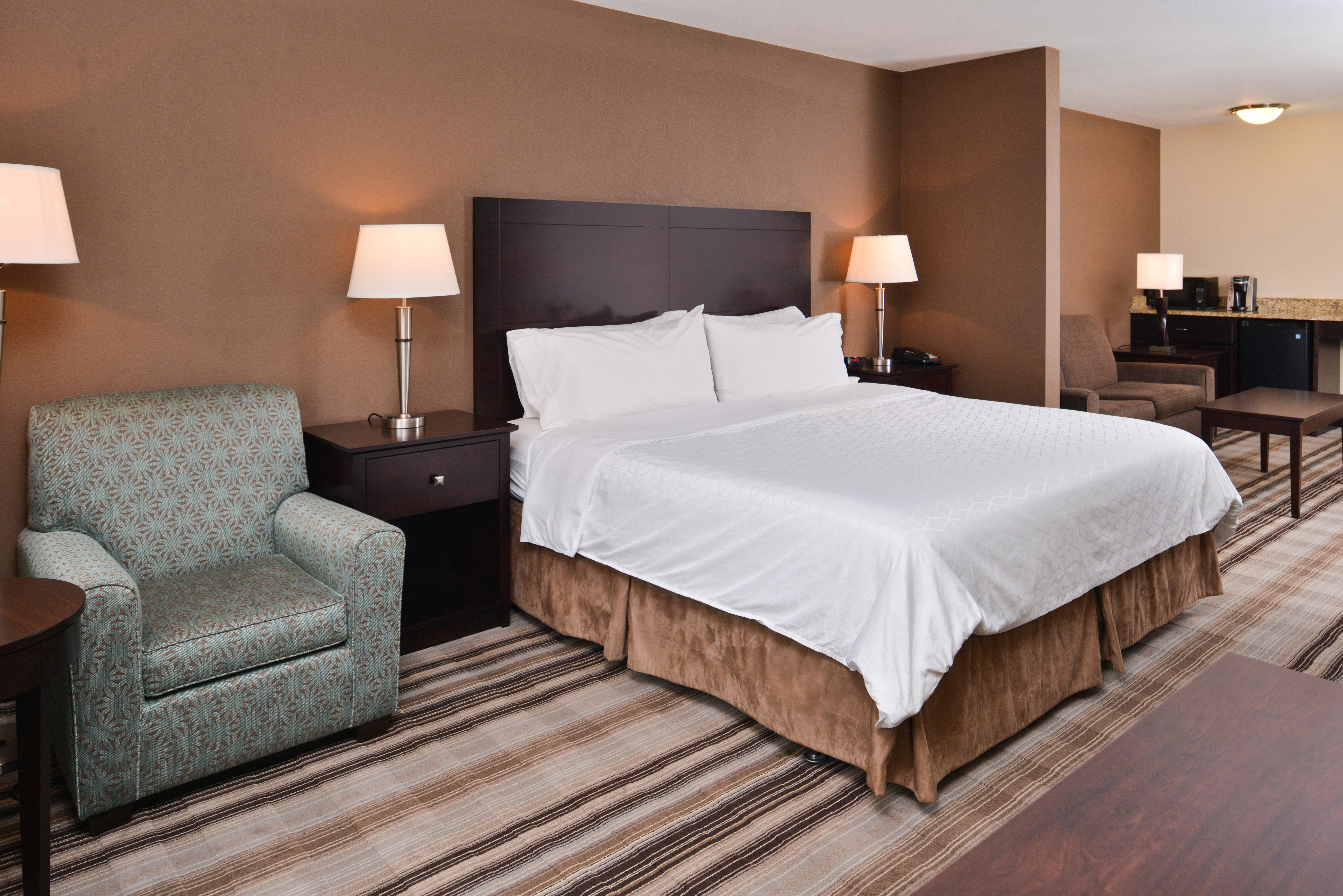 Holiday Inn Express & Suites Emporia Northwest By Ihg Esterno foto