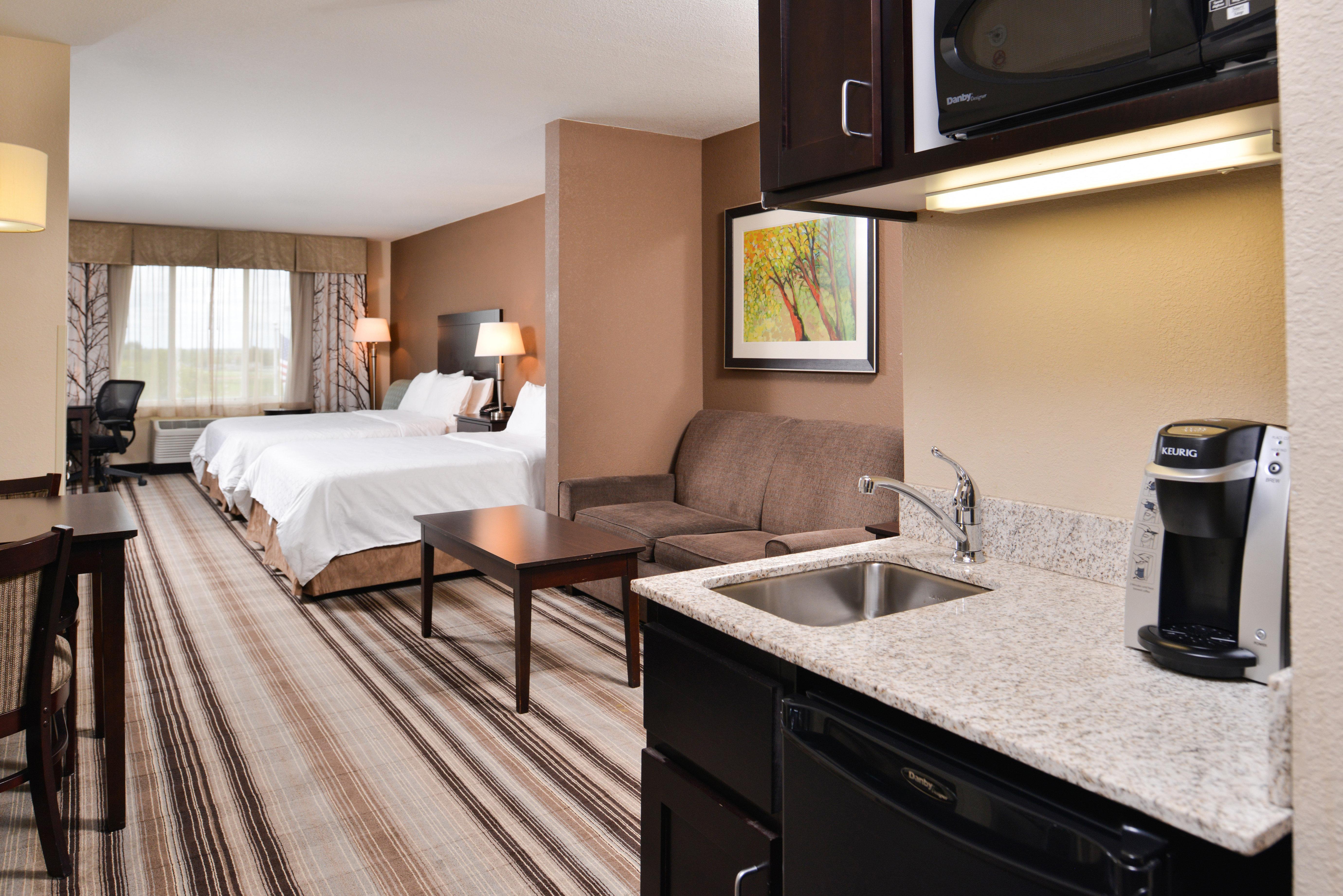 Holiday Inn Express & Suites Emporia Northwest By Ihg Esterno foto