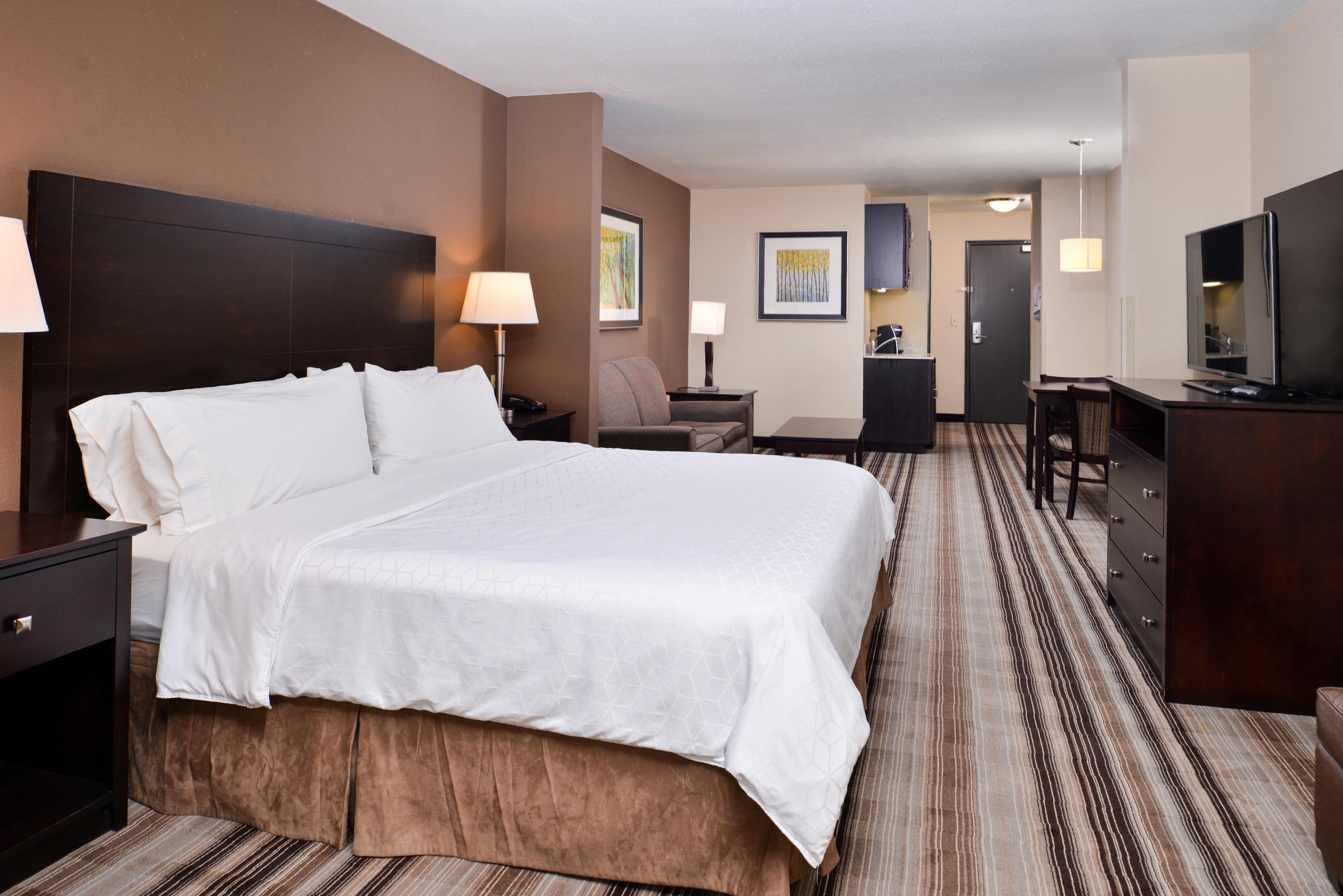 Holiday Inn Express & Suites Emporia Northwest By Ihg Esterno foto