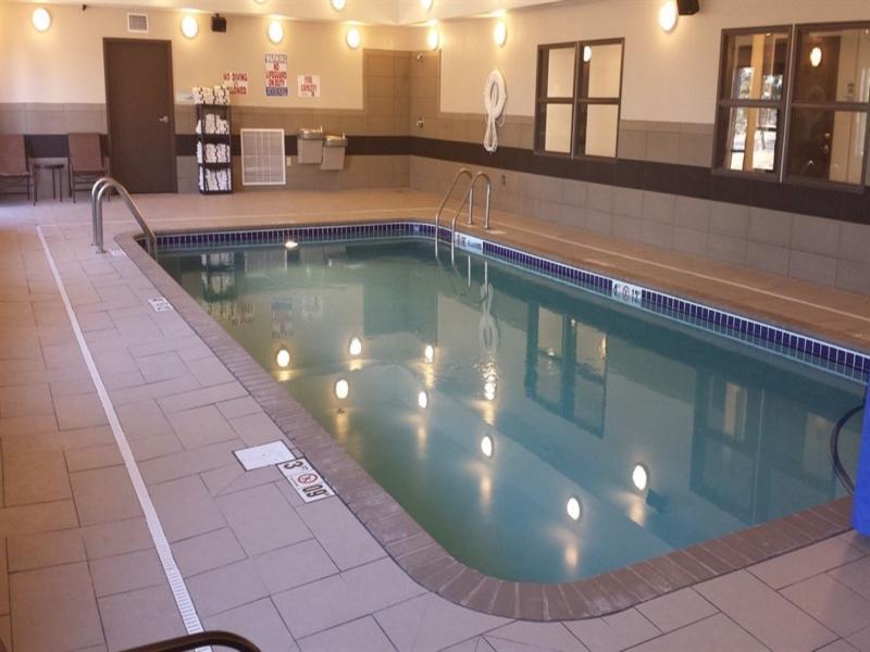 Holiday Inn Express & Suites Emporia Northwest By Ihg Esterno foto