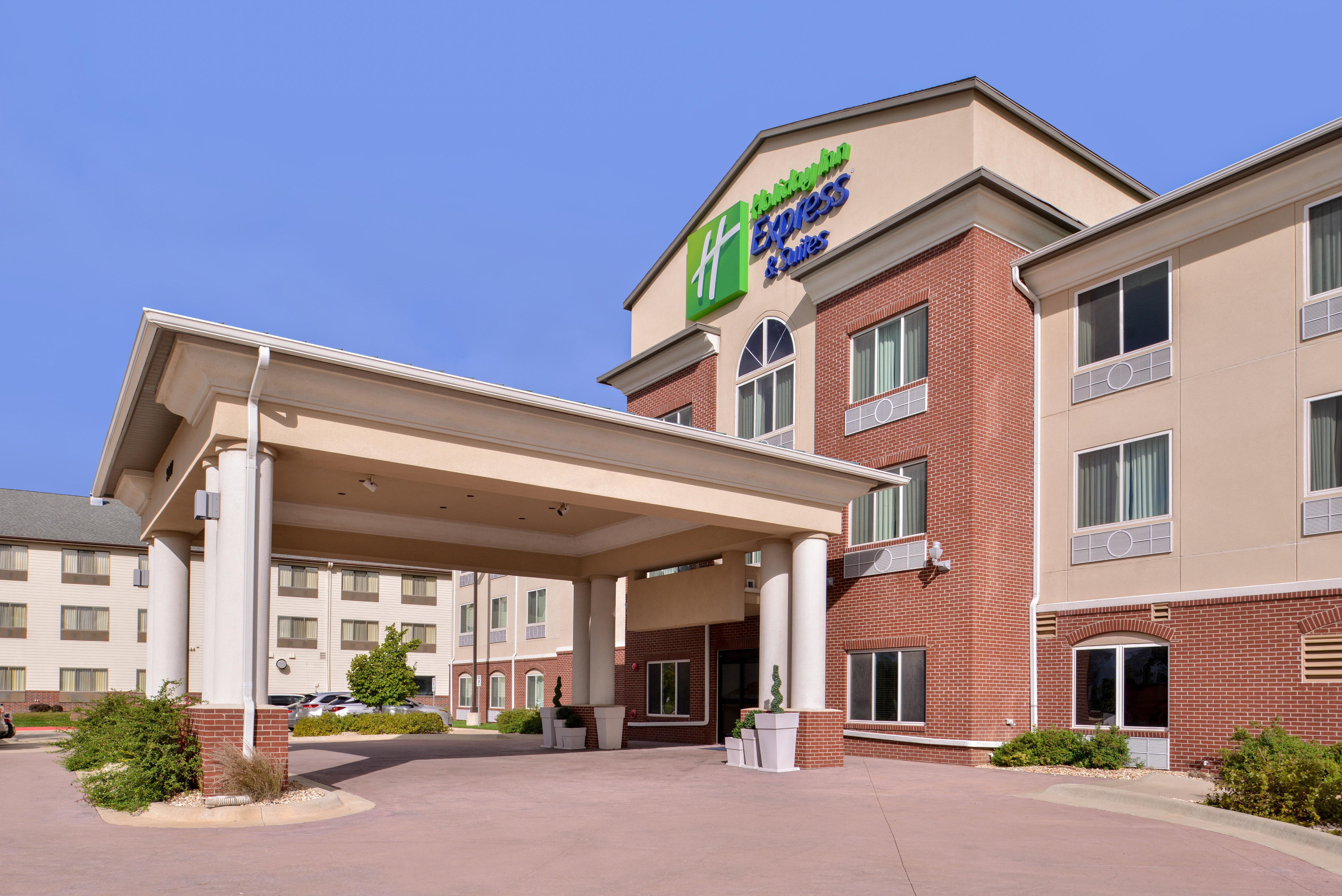 Holiday Inn Express & Suites Emporia Northwest By Ihg Esterno foto