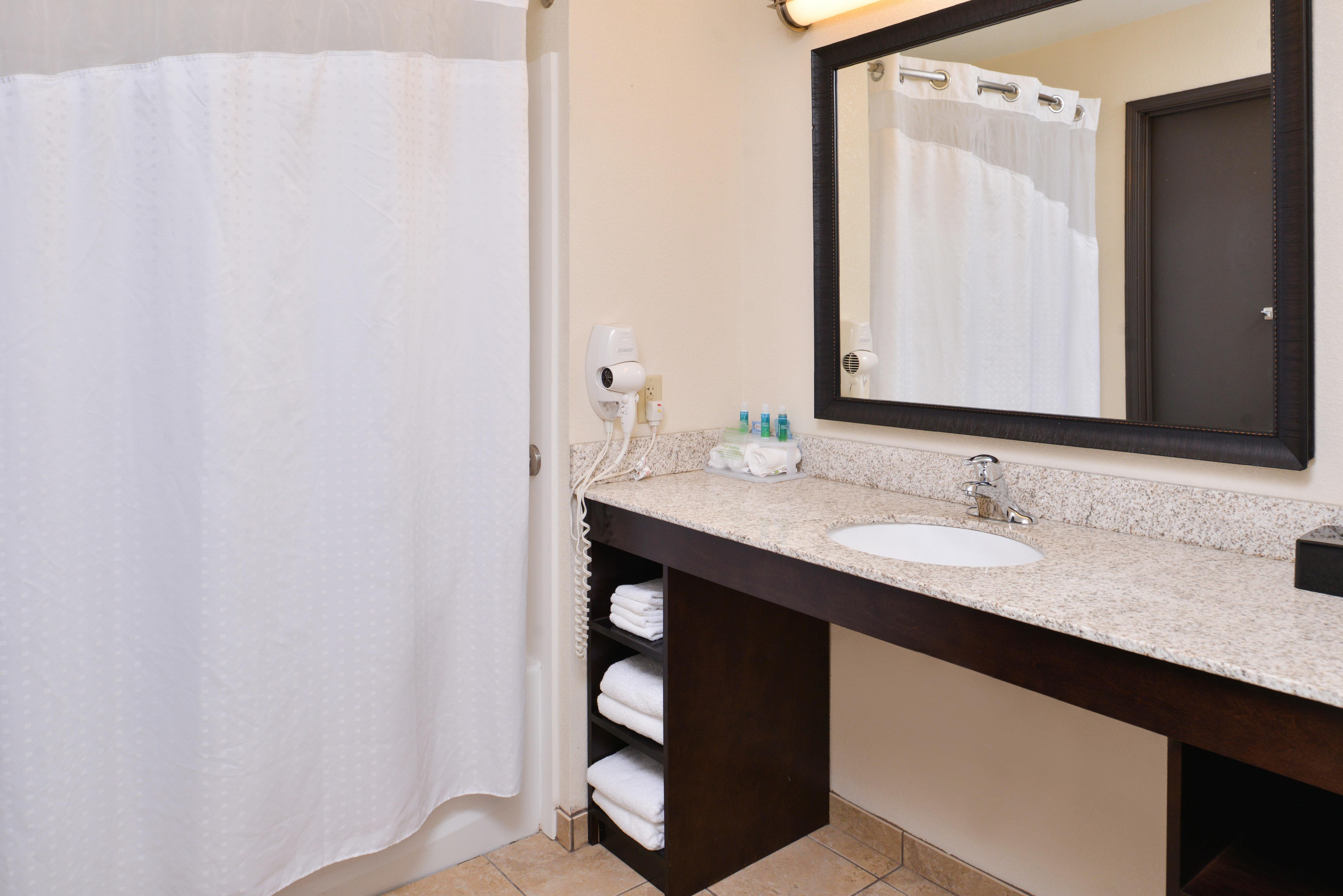Holiday Inn Express & Suites Emporia Northwest By Ihg Esterno foto