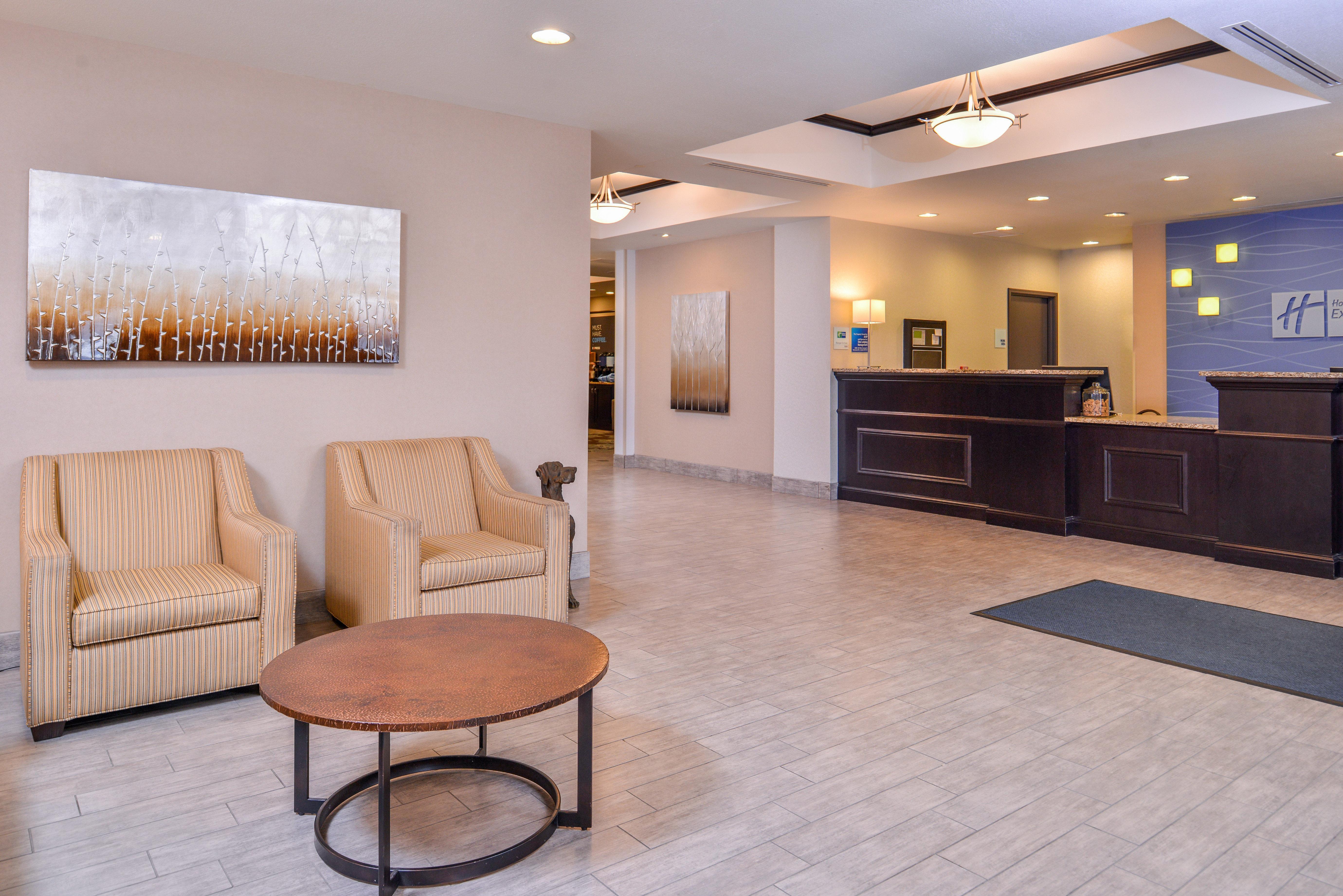 Holiday Inn Express & Suites Emporia Northwest By Ihg Esterno foto