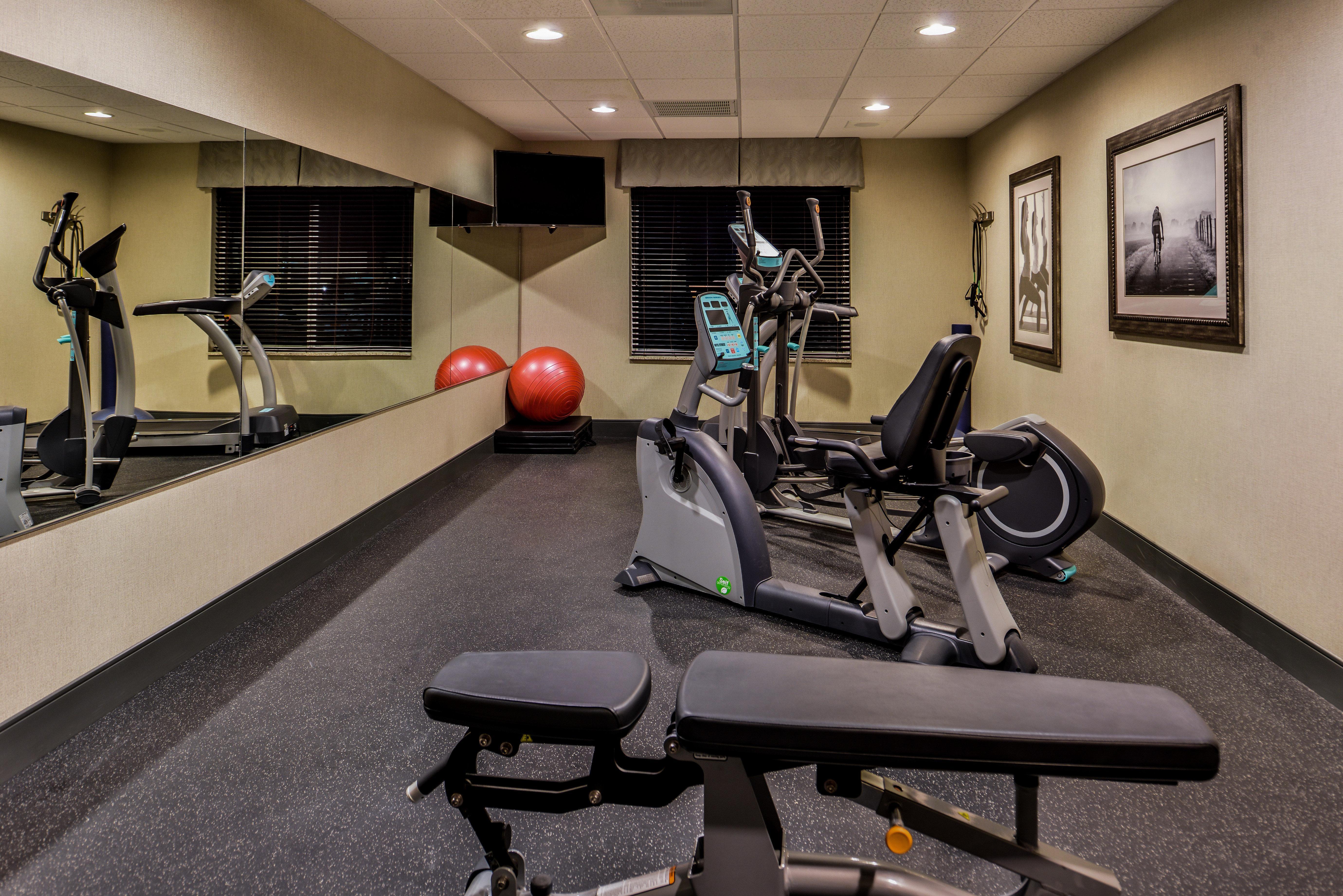 Holiday Inn Express & Suites Emporia Northwest By Ihg Esterno foto