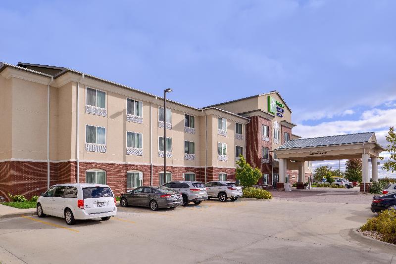 Holiday Inn Express & Suites Emporia Northwest By Ihg Esterno foto